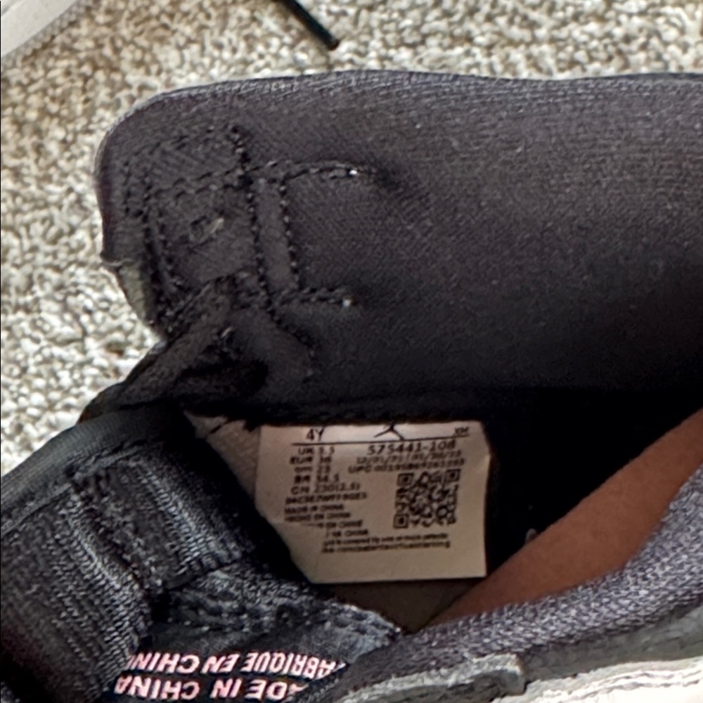 Jordan 1 Retro High OG - Picture 4 of 5